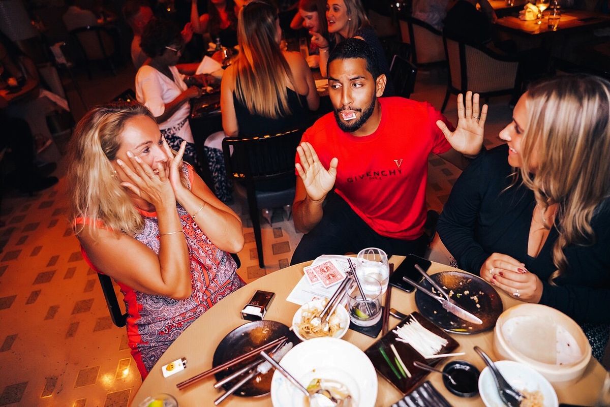 Invités stupéfaits autour d'une table lors d'une réception privée